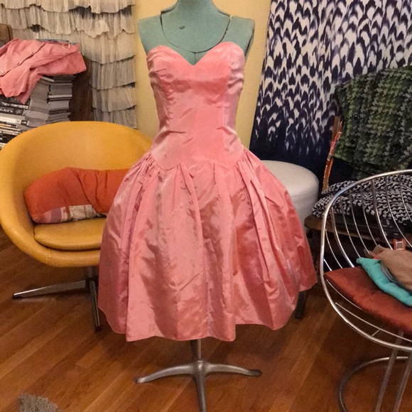 Dresses & Skirts - Vintage taffeta cocktail dress